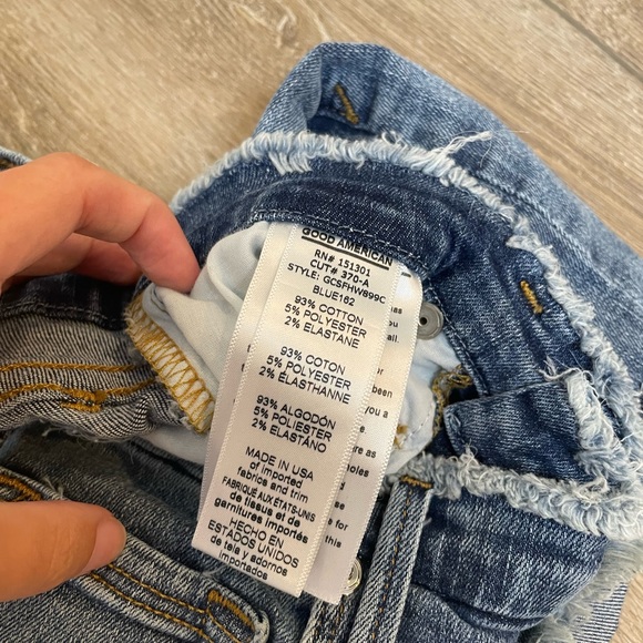 Good American raw hem high rise denim shorts - Picture 4 of 7